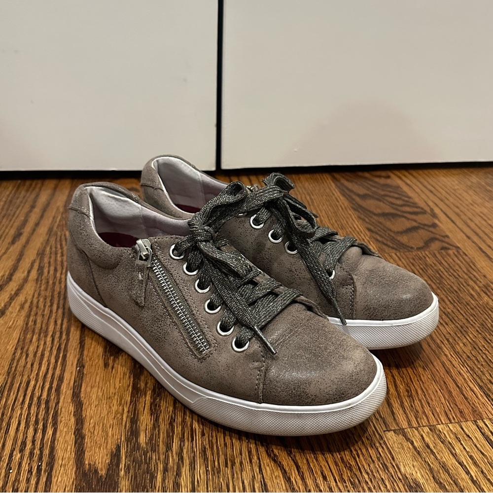 Munro Tilly Sneaker in Grey Size 8